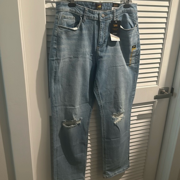 NWT Lee Five Pockets Distressed Knee Boy Friend Mid Rise Jeans. Size 14 Medium - Picture 1 of 6